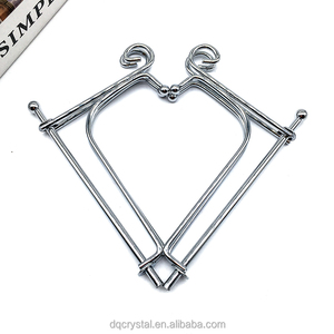 Venta al por mayor soportes de <span class=keywords><strong>metal</strong></span> de losa de cristal <span class=keywords><strong>natural</strong></span> soportes de cristal de base de corazones de cristal para la decoración - Product Image 3