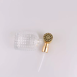Flacon pulvérisateur tendance en verre personnalisé <span class=keywords><strong>rechargeable</strong></span>, atomiseur <span class=keywords><strong>de</strong></span> parfum 30ml 50ml, flacon <span class=keywords><strong>de</strong></span> parfum en verre pour <span class=keywords><strong>eau</strong></span> <span class=keywords><strong>de</strong></span> <span class=keywords><strong>toilette</strong></span> - Product Image 4