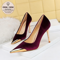 Nouvelle Collection 2026 – Escarpins de Luxe pour Femme à Talon Fin, Talons Aiguilles Élégants, Logo Métallique, Bout Pointu, Dessus en Velours – Idéal pour Événements Formels