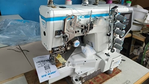 Machine à coudre industrielle JACK <span class=keywords><strong>K7</strong></span> ultra-rapide à interlock, entraînée par un moteur pas à pas, sans plis, trois aiguilles, cinq fils - Product Image 6