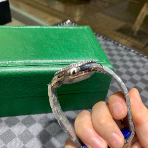 Mejorado por la luminiscencia azul hielo, incluso en la oscuridad nocturna, puede exhibir una brillantez deslumbrante. Reloj Mecánico - Product Image 2