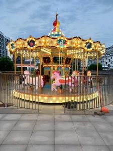 ม้าหมุนเด็กปลอดภัยสำหรับสถานรับเลี้ยงเด็กและสนามเด็กเล่นในร่ม, โครงเหล็กชุบสังกะสี/พีวีซี, หมุนช้าและทางออกฉุกเฉิน, ของเล่นยอดนิยม - Product Image 1