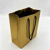 Sacs en papier écologiques pour vêtements, cadeaux et shopping, avec logo personnalisé et poignée en corde, fabriqués en Chine