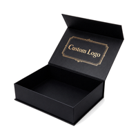 Boîte cadeau personnalisée noire et or avec fermeture magnétique, impression sur le couvercle intérieur et couvercle à rabat pour l'emballage de vente au détail