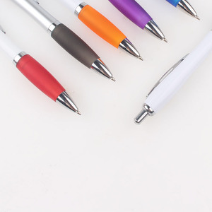 Stylo bille sportif promotionnel de haute qualité avec grip en caoutchouc souple, en plastique, 1,0 mm, gravure laser, logo personnalisé, encre noire/bleue - Product Image 5