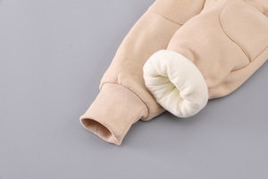 Bộ thu đông 2025 Áo ghi lê nhung in hình dấu chân gấu cho bé trai 3 món 0-1-2-3 tuổi <span class=keywords><strong>4</strong></span> trẻ sơ sinh và trẻ nhỏ dày dặn - Product Image 6