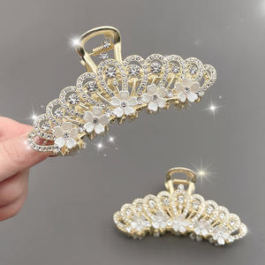 Nouvelle mode couronne de <span class=keywords><strong>papillon</strong></span> avec des fleurs de perles <span class=keywords><strong>pince</strong></span> à cheveux Premium pour l'arrière de la tête <span class=keywords><strong>coiffure</strong></span> <span class=keywords><strong>pince</strong></span> à requin accessoire de cheveux élégant - Product Image 3