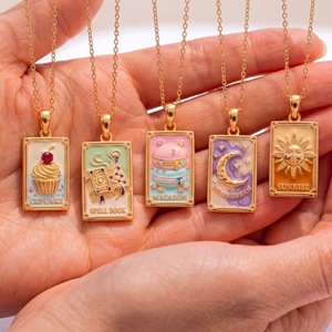 Collana con Ciondolo Tarocchi in Acciaio Inossidabile Tonalità Oro SA, Ciondolo Smaltato Sole Luna, Gioielli Quotidiani da Donna, Fornitori all'Ingrosso - Product Image 3
