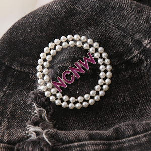 Nouvel Arrivage Charme <span class=keywords><strong>Afro</strong></span> Femmes Bijoux Dainty Creux Design Pin Dainty Violet Émaillé Incrustation Perle NCNW Lettre Sororité Broche - Product Image 4
