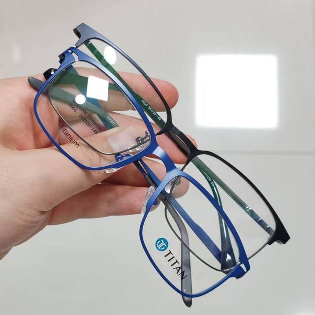 Fashion Business Titanium Eyeglass Frames for Women Men, ultra Light Weight, Mixed Wholesale