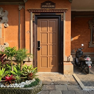 Esta puerta de entrada frontal de estilo americano con múltiples paneles cuenta con una cerradura inteligente para mayor seguridad y un elegante marco decorativo. - Product Image 2