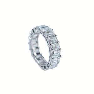 Anillo de Compromiso y Matrimonio de Diamantes Cultivados en Laboratorio con Corte Esmeralda en Oro de 18K IGI, Personalizable, Selecciones Destacadas - Product Image 1