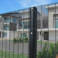 Clôture anti-escalade 358 en treillis métallique pour autoroute, offrant des propriétés antirouille et haute densité, utilisée dans les stations photovoltaïques et sur les routes.