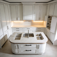Meubles de cuisine de luxe minimalistes avec finitions dorées, îlot incurvé et solutions de rangement dissimulées