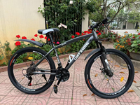 Vélo VTT 21 Vitesses en Gros avec Cadre en Acier Carbone, Freins à Disque, 24/26 Pouces, Vélo Tout Terrain Haute Configuration, Pédales Ordinaires