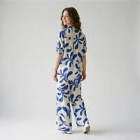 Ensemble deux pièces décontracté pour femme en coton et lin, imprimé feuilles bleues, col en V, chemisier à demi-fermeture et pantalon large, idéal pour l'été – Fabrication OEM