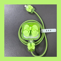 Funda Protectora para Cable de Cargador con Diseño Ondulado 3D en Color Degradado y Diadema de Silicona Suave para Cargador de iPhone de 20W con 3 Clavijas para Reino Unido