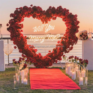 Proposta di matrimonio a Dubai proposta di matrimonio idee grande cuore fatto con fiori rossi amore a Dubai - Product Image 3