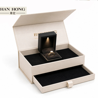 Boîtes à bijoux rigides pliables magnétiques personnalisées avec logo, pour colliers et bagues de luxe, emballage de bijoux faits à la main, avec éclairage LED