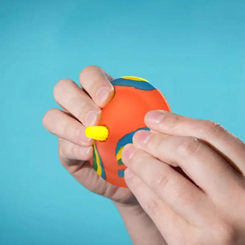 बच्चों का नया रचनात्मक हैंडहेल्ड मिनी इलास्टिक टॉप खिलौना जमीन पर उछल सकता है