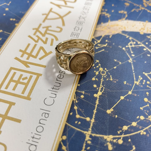 Colección Herencia: Anillo de Moneda Antigua de Oro Sólido de 18K, Anillo Sello de Diamantes Atenea, Joya con Estética '<span class=keywords><strong>Old</strong></span> Money', Serie Archivo de Subastas - Product Image 5