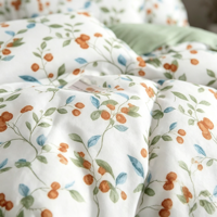 Parure de lit 4 pièces style forêt avec motifs de branches et baies, décoration de chambre douillette, comprenant taie d'oreiller, housse de couette, couvre-lit et drap, vente en gros, personnalisable