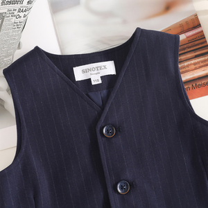 <span class=keywords><strong>Gilet</strong></span> simple à fines rayures pour garçons avec 67% de terylène, 10% de <span class=keywords><strong>laine</strong></span>, 18% de rayonne, 3% de spandex et 100% de polyester pour la doublure. - Product Image 4