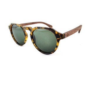 Nueva llegada Gafas de sol redondas con estilo con marco de plástico <span class=keywords><strong>café</strong></span> o gris Logotipo personalizado Ligero y cómodo Templo de madera - Product Image 3