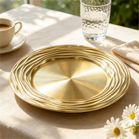 Assiettes de présentation dorées Woju en plastique électroplaqué avec texture ondulée pour la décoration de table de fête et la mise en scène de réception