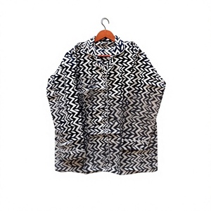 Pijama de algodón estampado de manga corta para mujer, con cuello vuelto, informal, de verano, con botones a lo largo - Product Image 1