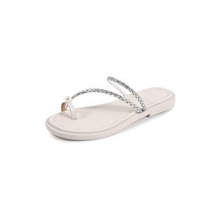 Sandalias planas antideslizantes de verano, estilo casual para vacaciones, sencillas y versátiles, con pedrería de perlas y punta dividida. - Product Image 1