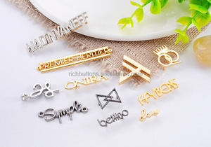 Venta al por mayor de etiquetas de ropa de metal personalizadas en relieve 3D, logotipos de metal 3D para bolsos y prendas de vestir, etiquetas de ropa - Product Image 2