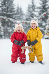 หมวกบีนนี่ลายทางสำหรับเด็ก ปักลายหัวใจแบบมินิมอล สีดำขาว ประดับพู่ ทำจากโพลีเอสเตอร์รีไซเคิล 100% หมวกเด็กทันสมัย - Product Image 3