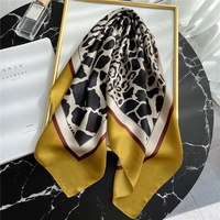 Écharpe de soie carrée d'été pour dames de luxe en gros 70*70cm motif léopard imprimé personnalisé polyester adulte pour femmes
