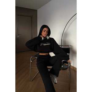 Ensemble 2 pièces pour femmes à imprimé floral noir, haut à capuche et bas amples pour la saison hivernale - Product Image 2