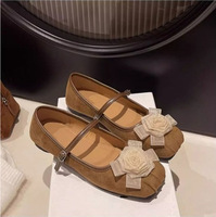 Ballerines plates pour femmes, style français, motif floral délicat, dessus en faux daim souple, bout carré, bride à boucle, antidérapantes, été, directement de l'usine