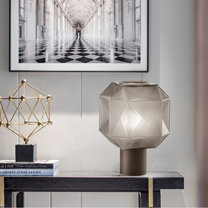 Nouvelle lampe de table en porcelaine de style nordique moderne minimaliste, design créatif personnalisé pour le salon, l'art ou la chambre à coucher, chevet - Product Image 2