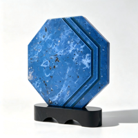 Médaille d'honneur octogonale écologique à texture marbre bleu, base noire à vague sculptée, logo personnalisé, récompense de reconnaissance d'entreprise