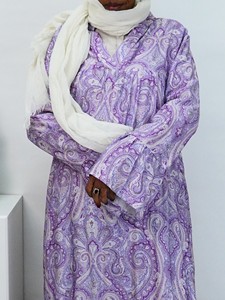 Abaya Morada con Estampado Paisley, Cuello con Muescas, Diseño en Capas, Secado Rápido, Vestido <span class=keywords><strong>Maxi</strong></span> para Oración Musulmana, Personalizable - Product Image 4
