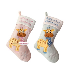 Tùy Chỉnh Màu Hồng Bầu Trời Màu Xanh Polyester Tinh Tế Thủ Công Thêu Nhỏ Con Hươu Cao Cổ Mô Hình Logo Giáng Sinh Vớ - Product Image 1