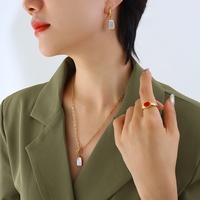 Collier Pendentif Long en Acier Inoxydable Doré avec Coquillage Naturel Blanc Minimaliste Personnalisé Style Européen-Américain et Fermoir OT