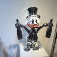 Nouveautés Prêtes à Expédier : Sculpture Canard Célèbre de Dessin Animé Pop Art Tenant des Bouteilles en Résine pour Décoration d'Intérieur