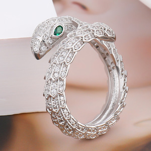 Anello Aperto Regolabile con Testa di Serpente e Finitura Texturizzata per Donne - Product Image 4