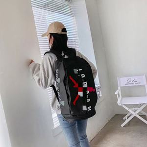 Sac à dos de grande capacité pour femmes, sac de voyage de sport noir avec compartiment intérieur, sangles détachables pour les voyages de loisirs - Product Image 1