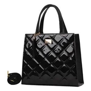 Bolso de Compras Grande de Cuero Charol Negro para Mujer Fana Kalea, Acolchado con Diamantes, Asas Dobles, Cierre de Broche - Product Image 4