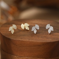 Élégantes boucles d'oreilles clous en argent sterling 925 avec feuilles pavées, trois feuilles en zircon, boucles d'oreilles clous fines