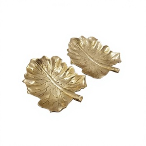 Juego de dos platos para servir de aluminio color oro, de diferentes tamaños, con forma de hoja, para uso doméstico y hotelero. - Product Image 1
