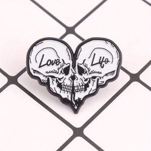 Punk Paradox "Love & Life" Heart Pin - Contrast Skull Duo avec contour noir et typographie gothique pour journaux et denim - Product Image 3