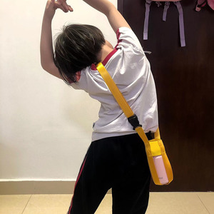 Sac à bandoulière pour bouteille d'eau, isolé, jaune et noir, pour la randonnée et les voyages, avec sangle détachable, capacité inférieure à 20 fl oz - Product Image 4