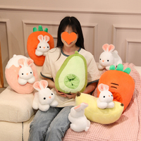 Combinaison amusante de lapin en peluche vivant dans un oreiller de carotte orange en coquille de fruit